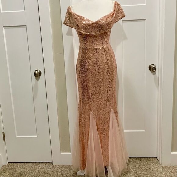 New Beautiful Sparkling Off-The-Shoulder Sequined Fishtail Gown - Picture 1 of 14